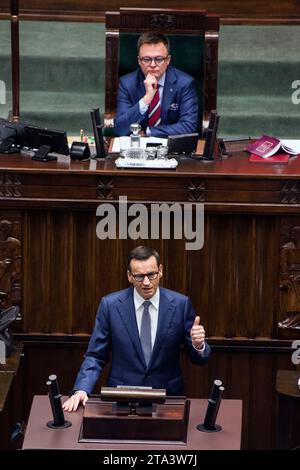 Warschau, Polen. November 2023. Premierminister Mateusz Morawiecki spricht während der Sitzung des Unterhauses. Fortsetzung der ersten Sitzung des Unterhauses des polnischen Parlaments (Sejm) der 10. Wahlperiode. Quelle: SOPA Images Limited/Alamy Live News Stockfoto