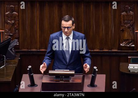 Warschau, Polen. November 2023. Premierminister Mateusz Morawiecki spricht während der Sitzung des Unterhauses. Fortsetzung der ersten Sitzung des Unterhauses des polnischen Parlaments (Sejm) der 10. Wahlperiode. Quelle: SOPA Images Limited/Alamy Live News Stockfoto