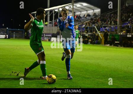 Barrow's Dean Campbell in Aktion während des Spiels der Sky Bet League 2 zwischen Barrow und Walsall in der Holker Street, Barrow-in-Furness am Dienstag, den 28. November 2023. (Foto: Ian Allington | MI News) Credit: MI News & Sport /Alamy Live News Stockfoto