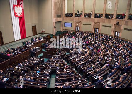 Warschau, Polen. November 2023. Ein allgemeiner Blick auf den Sitzungssaal des Sejm (Unterhaus). Fortsetzung der ersten Sitzung des Unterhauses des polnischen Parlaments (Sejm) der 10. Wahlperiode. Quelle: SOPA Images Limited/Alamy Live News Stockfoto