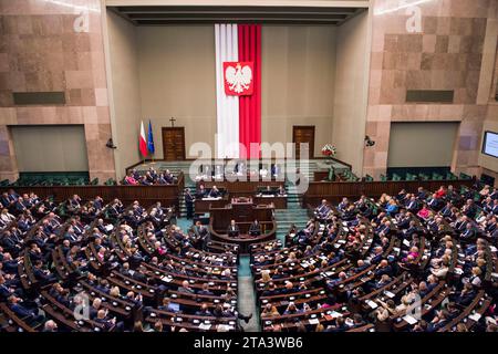 Warschau, Polen. November 2023. Ein allgemeiner Blick auf den Sitzungssaal des Sejm (Unterhaus). Fortsetzung der ersten Sitzung des Unterhauses des polnischen Parlaments (Sejm) der 10. Wahlperiode. Quelle: SOPA Images Limited/Alamy Live News Stockfoto