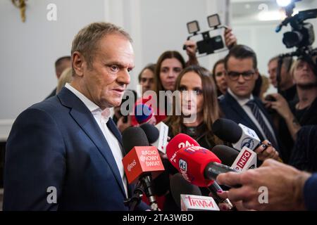 Warschau, Polen. November 2023. Donald Tusk, Vorsitzender der Bürgerplattform und ehemaliger Premierminister, spricht während einer Pressekonferenz im parlament. Fortsetzung der ersten Sitzung des Unterhauses des polnischen Parlaments (Sejm) der 10. Wahlperiode. Quelle: SOPA Images Limited/Alamy Live News Stockfoto