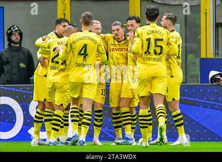 Mailand, Italien. November 2023. Marco Reus (11) von Borussia Dortmund erzielte 0-1 einen Elfmeterschieß während des UEFA Champions League-Spiels zwischen dem AC Mailand und Borussia Dortmund in San Siro in Mailand. (Foto: Gonzales Photo/Alamy Live News Stockfoto