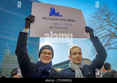 USA. November 2023. Am 28. November 2023 versammelte sich eine Koalition von Anti-Atomwaffen-Aktivisten zu einer Kundgebung an der Isaiah-Mauer vor den Vereinten Nationen, gefolgt von einem marsch zur US-Mission bei den Vereinten Nationen, um die Biden-Administration aufzufordern, an den Treffen teilzunehmen und den Vertrag zu unterzeichnen. Die Gruppe marschierte auch an den britischen und französischen Missionen auf der 47th Street vorbei und zur russischen Mission auf der 67th Street in der Nähe der 3rd Avenue. (Foto: Erik McGregor/SIPA USA) Credit: SIPA USA/Alamy Live News Stockfoto