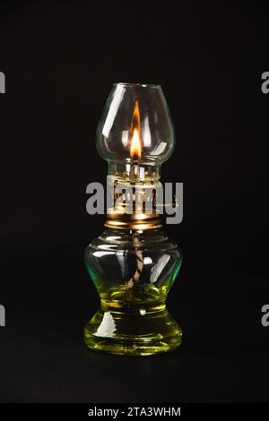 Eine antike Öllampe, die Diwalis Wesen symbolisiert, beleuchtet vor dunklem Hintergrund. Perfekt Stockfoto