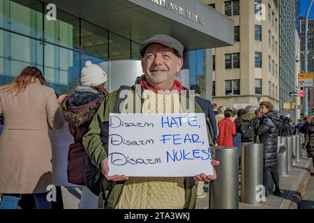 USA. November 2023. Am 28. November 2023 versammelte sich eine Koalition von Anti-Atomwaffen-Aktivisten zu einer Kundgebung an der Isaiah-Mauer vor den Vereinten Nationen, gefolgt von einem marsch zur US-Mission bei den Vereinten Nationen, um die Biden-Administration aufzufordern, an den Treffen teilzunehmen und den Vertrag zu unterzeichnen. Die Gruppe marschierte auch an den britischen und französischen Missionen auf der 47th Street vorbei und zur russischen Mission auf der 67th Street in der Nähe der 3rd Avenue. (Foto: Erik McGregor/SIPA USA) Credit: SIPA USA/Alamy Live News Stockfoto