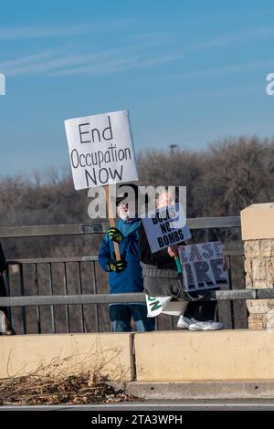 St. Paul, Minnesota. November 2023. Sammeln Sie sich, um Minnesota von der Apartheid Israel zu veräußern, Palästina zu befreien und kein Geld aus Minnesota für Völkermord. Stockfoto