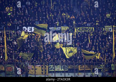 Mailand, Italien. November 2023. Fans von Borussia Dortmund beim Spiel der UEFA Champions League Gruppe F zwischen dem AC Mailand und dem Borussia Dortmund im Stadio Giuseppe Meazza am 28. November 2023 in Mailand. Quelle: Marco Canoniero/Alamy Live News Stockfoto