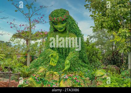 Hohe Statue von Te Fiti, der Mutterinsel und Göttin aus Moana auf dem Weg zur Attraktion, Journey of Water in Epcot. Stockfoto