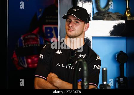 Abu Dhabi, Vereinigte Arabische Emirate. November 2023. Victor Martins von Alpine wird am 28. November 2023 während der Formel-1-Tests auf dem Yas Marina Circuit in Abu Dhabi, Vereinigte Arabische Emirate, gesehen. (Kreditbild: © Beata Zawrzel/ZUMA Press Wire) NUR REDAKTIONELLE VERWENDUNG! Nicht für kommerzielle ZWECKE! Stockfoto