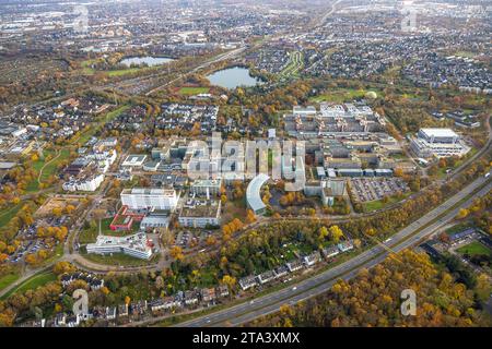 Luftbild, Heinrich-Heine-Universität, hinten der Südpark mit Deichsee und Uni-See, Wirtschaftswissenschaftliche Fakultät der HHU halbrundes Gebäude mit Teich, umgeben von herbstlichen Laubbäumen, Bilk, Düsseldorf, Rheinland, Nordrhein-Westfalen, Deutschland ACHTUNGxMINDESTHONORARx60xEURO *** Luftansicht, Heinrich-Heine-Universität, hinter dem Südpark mit Deichsee und Uni See, Wirtschaftswissenschaftliche Fakultät der HHU Halbkreisbau mit Teich, umgeben von herbstlichen Laubbäumen, Bilk, Düsseldorf, Rheinland, Nordrhein-Westfalen, Deutschland ACHTUNGxMINDESTHONORARx60xEURO Stockfoto