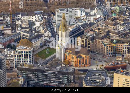 Luftbild, Baudenkmal evang. Johanneskirche Sanierungarbeiten mit verhülltem Kirchturm am Martin-Luther-Platz und umgeben von Geschäftshäusern und herbstlichen Laubbäumen, Stadtmitte, Düsseldorf, Rheinland, Nordrhein-Westfalen, Deutschland ACHTUNGxMINDESTHONORARx60xEURO *** Luftsicht, Baudenkmal evang Johanneskirche Renovierungsarbeiten mit überdachtem Kirchturm am Martin-Luther-Platz und umgeben von Gewerbebauten und herbstlichen Laubbäumen, Stadtzentrum, Düsseldorf, Rheinland, Nordrhein-Westfalen, Deutschland ACHTUNGxMINDESTHONORARx60xEURO Stockfoto