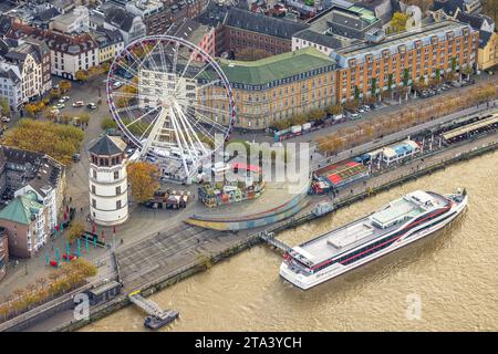 Luftbild, Riesenrad an der Altstadt mit Schlossturm am Burgplatz und Rheinuferpromenade, Ausflugsschiffe, umgeben von herbstlichen Laubbäumen, Altstadt, Düsseldorf, Rheinland, Nordrhein-Westfalen, Deutschland ACHTUNGxMINDESTHONORARx60xEURO *** Luftansicht, Riesenrad an der Altstadt mit Burgturm am Burgplatz und Rheinpromenade, Ausflugsboote, umgeben von herbstlichen Laubbäumen, Altstadt, Düsseldorf, Rheinland, Nordrhein-Westfalen, Deutschland ACHTUNGxMINDESTHONORARx60xEURO Credit: Imago/Alamy Live News Stockfoto