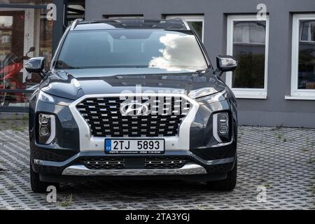 OSTRAVA, TSCHECHISCHE REPUBLIK - 10. AUGUST 2023: Großer SUV Hyundai Palisade parkt vor dem Händlerbetrieb Stockfoto