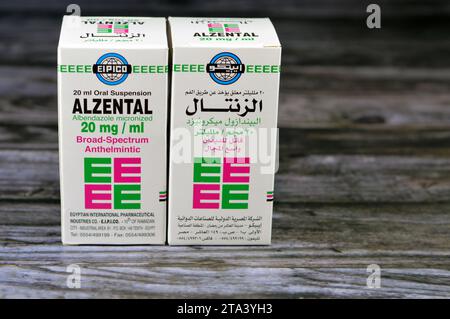 Kairo, Ägypten, 6. November 2023: Alzental 20 mg pro ml Suspension ( Albendazol ) 20 ml Flasche, Breitband-Anthelmintikum, zur Behandlung von Enterobiasis, Ascariasi Stockfoto