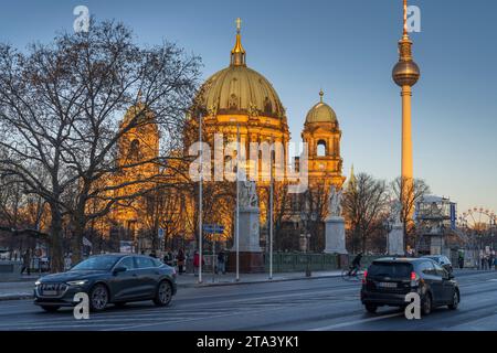 Der Dom und der Fernsehturm in Berlin-Mitte bei Sonnenuntergang. Im Vordergrund die Liebknechtbrücke über die Spree. *** Der Dom und der Fernsehturm in Berlin Mitte bei Sonnenuntergang die Liebknecht-Brücke über die Spree im Vordergrund Credit: Imago/Alamy Live News Stockfoto