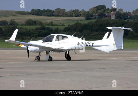 Ein Diamond da-42 NG Twin Star im Besitz und geflogen von Carol Vorderman auf der Rampe in Shoreham Stockfoto