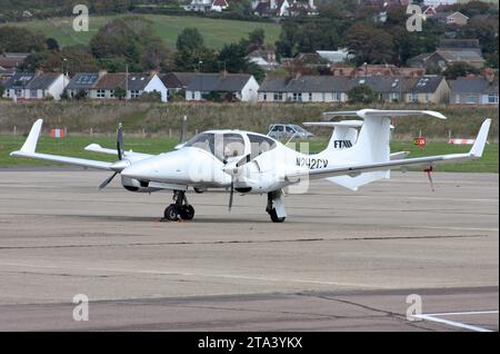 Ein Diamond da-42 NG Twin Star im Besitz und geflogen von Carol Vorderman auf der Rampe in Shoreham Stockfoto