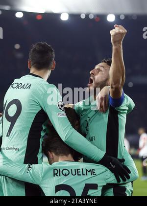 ROTTERDAM - Alvaro Morata aus Atletico Madrid, Koke aus Atletico Madrid, Mario Hermoso aus Atletico Madrid und Rodrigo Riquelme aus Atletico Madrid feiern das 0-2 während des UEFA Champions League-Spiels in der Gruppe E zwischen Feyenoord und Atletico Madrid am 28. November 2023 in Rotterdam, Niederlande. ANP SEM VAN DER WAL Stockfoto