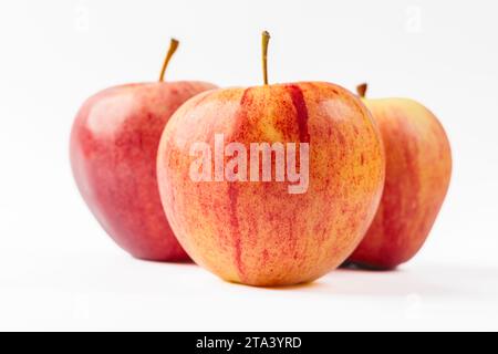 Rote Äpfel, die isoliert auf weißem Hintergrund Stockfoto