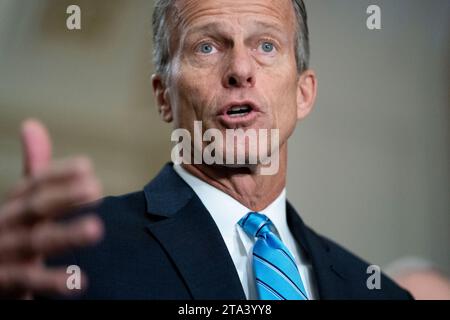 Washington, Usa. November 2023. Senator John Thune, R-SD, spricht während einer Pressekonferenz nach einem wöchentlichen Caucus-Mittagessen im US-Kapitol in Washington, DC am Dienstag, den 28. November 2023. Foto: Bonnie Cash/UPI Credit: UPI/Alamy Live News Stockfoto