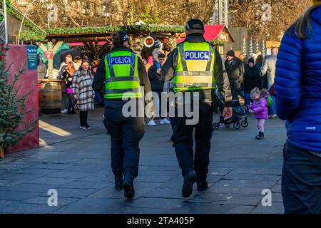 Polizei Schottland männliche und weibliche Offiziere patrouillieren auf dem Edinburgh Christmas Market, Edinburgh, Schottland, Vereinigtes Königreich, Vereinigtes Königreich Stockfoto
