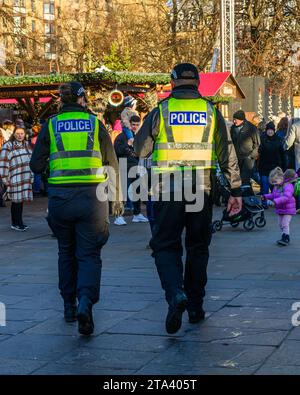 Polizei Schottland männliche und weibliche Offiziere patrouillieren auf dem Edinburgh Christmas Market, Edinburgh, Schottland, Vereinigtes Königreich, Vereinigtes Königreich Stockfoto