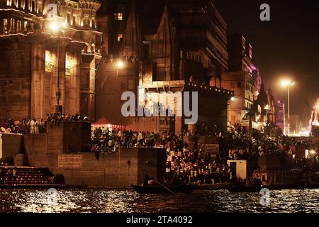 1. November 2017, Varanasi, Indien: Ganga-aarti-Zeremonie-Rituale von hinduistischen Priestern in Dashashwamedh Ghat in Varanasi, Uttar Pradesh, Indien. Stockfoto