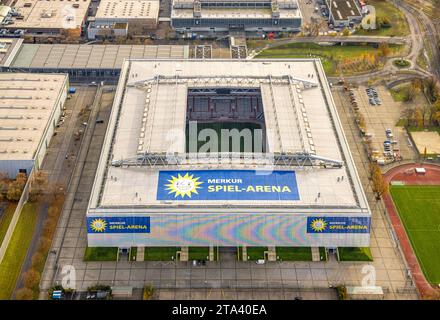 Luftbild, Bundesligastadion MERKUR SPIEL-ARENA Fußballplatz Fortuna Düsseldorf 1895 mit offenem Dach, umgeben von herbstlichen Laubbäumen, Stockum, Düsseldorf, Rheinland, Nordrhein-Westfalen, Deutschland ACHTUNGxMINDESTHONORARx60xEURO *** Luftansicht Bundesliga Stadion MERKUR SPIEL ARENA Fußballplatz Fortuna Düsseldorf 1895 mit offenem Dach, umgeben von herbstlichen Laubbäumen, Stockum, Düsseldorf, Rheinland, Nordrhein-Westfalen, Deutschland ACHTUNGxMINDESTHONORARx60xEURO Credit: Imago/Alamy Live News Stockfoto