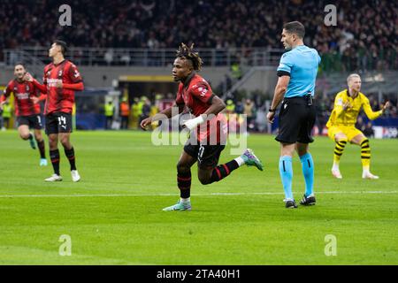 Mailand, Italien. November 2023. Milan Samu Chukwueze feiert während des AC Milan vs Borussia Dortmund, UEFA Champions League-Fußballspiel in Mailand, Italien, 28. November 2023 Credit: Independent Photo Agency/Alamy Live News Stockfoto