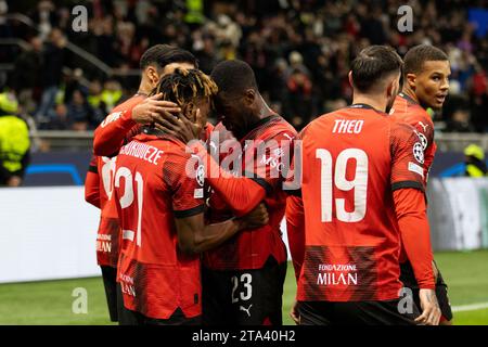 Mailand, Italien. November 2023. Milan Samu Chukwueze feiert mit Fikayo Tomori während des AC Milan vs Borussia Dortmund, UEFA Champions League Fußballspiel in Mailand, Italien, 28. November 2023 Credit: Independent Photo Agency/Alamy Live News Stockfoto