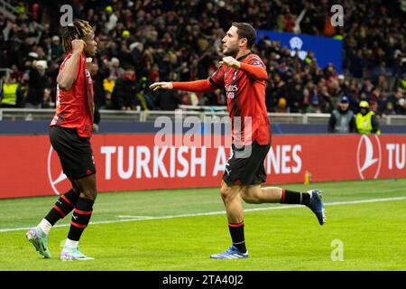 Mailand, Italien. November 2023. Milan Samu Chukwueze feiert mit Davide Calabria während des AC Milan vs Borussia Dortmund, UEFA Champions League Fußballspiel in Mailand, Italien, 28. November 2023 Credit: Independent Photo Agency/Alamy Live News Stockfoto