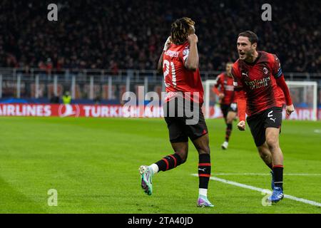 Mailand, Italien. November 2023. Milan Samu Chukwueze feiert mit Davide Calabria während des AC Milan vs Borussia Dortmund, UEFA Champions League Fußballspiel in Mailand, Italien, 28. November 2023 Credit: Independent Photo Agency/Alamy Live News Stockfoto