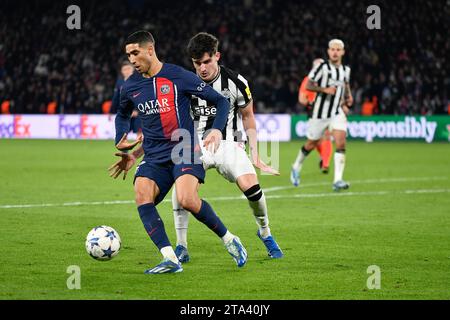 Paris, Frankreich. November 2023. © Julien Mattia/Le Pictorium/MAXPPP - Paris 28/11/2023 Achraf Hakimi lors du match retour du groupe F de la Ligue des Champions, entre le PSG et Newcastle United, au Parc de Princes, le 28 Novembre 2023. Quelle: MAXPPP/Alamy Live News Stockfoto