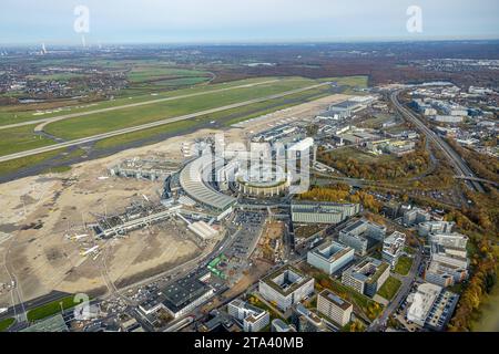 Luftbild, Flughafen Düsseldorf Airport, Terminals und Empfangshalle, Flugzeuge mit Startbahn und Landebahn, umgeben von herbstlichen Laubbäumen, Lohausen, Düsseldorf, Rheinland, Nordrhein-Westfalen, Deutschland ACHTUNGxMINDESTHONORARx60xEURO *** Luftansicht, Flughafen Düsseldorf, Terminals und Empfangshalle, Flugzeuge mit Start- und Landebahn, umgeben von herbstlichen Laubbäumen, Lohausen, Düsseldorf, Rheinland, Nordrhein-Westfalen, Deutschland ACHTUNGxMINDESTHONORARx60xEURO Credit: Imago/Alamy Live News Stockfoto