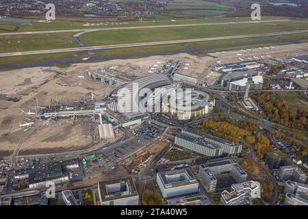 Luftbild, Flughafen Düsseldorf Airport, Terminals und Empfangshalle und Flugzeuge, umgeben von herbstlichen Laubbäumen, Lohausen, Düsseldorf, Rheinland, Nordrhein-Westfalen, Deutschland ACHTUNGxMINDESTHONORARx60xEURO *** Luftansicht, Flughafen Düsseldorf, Terminals und Empfangshalle und Flugzeuge, umgeben von herbstlichen Laubbäumen, Lohausen, Düsseldorf, Rheinland, Nordrhein-Westfalen, Deutschland ACHTUNGxMINDESTHONORARx60xEURO Credit: Imago/Alamy Live News Stockfoto