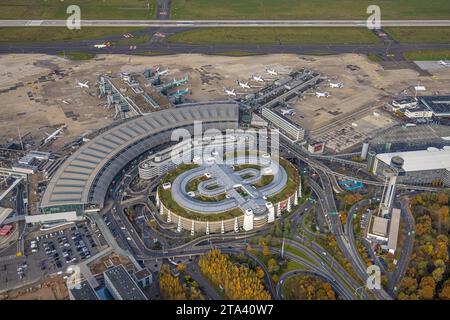 Luftbild, Flughafen Düsseldorf Airport, Terminals und Empfangshalle und Flugzeuge, umgeben von herbstlichen Laubbäumen, Lohausen, Düsseldorf, Rheinland, Nordrhein-Westfalen, Deutschland ACHTUNGxMINDESTHONORARx60xEURO *** Luftansicht, Flughafen Düsseldorf, Terminals und Empfangshalle und Flugzeuge, umgeben von herbstlichen Laubbäumen, Lohausen, Düsseldorf, Rheinland, Nordrhein-Westfalen, Deutschland ACHTUNGxMINDESTHONORARx60xEURO Credit: Imago/Alamy Live News Stockfoto