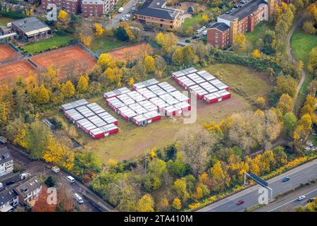 Luftbild, Unterkunft Containerdorf für Flüchtlinge in Modulbauweise an der Herdecker Straße, Tennisplätze des TC Blau-Weiss Mannesmann e.V, umgeben von herbstlichen Laubbäumen, Rath, Düsseldorf, Rheinland, Nordrhein-Westfalen, Deutschland ACHTUNGxMINDESTHONORARx60xEURO *** Luftsicht, Unterkunft Containerdorf für Flüchtlinge in Modulbauweise an der Herdecker Straße, Tennisplätze des TC Blau Weiss Mannesmann e V, umgeben von herbstlichen Laubbäumen, Rath, Düsseldorf, Rheinland, Nordrhein-Westfalen, Deutschland ACHTUNGxMINDESTHONORARx60xEURO Credit: Imago/Alamy Live News Stockfoto