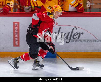 Lausanne, Schweiz. August 2023. Antti Suomela vom Lausanne HC #11 ist in den zehn Jahren der Vereinsförderung aktiv. Das Spiel am 27. Tag der Saison 2023-2024 fand in der Waadtländer Arena in Lausanne zwischen Lausanne HC und SCL Tigers statt. Lausanne HC gewann mit 6:2. (Foto: Eric Dubost/SIPA USA) Credit: SIPA USA/Alamy Live News Stockfoto