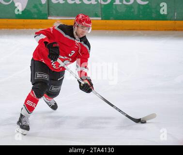 Lausanne, Schweiz. August 2023. Christian Doojs von Lausanne HC #3 ist in den zehn Jahren der Vereinsförderung aktiv. Das Spiel am 27. Tag der Saison 2023-2024 fand in der Waadtländer Arena in Lausanne zwischen Lausanne HC und SCL Tigers statt. Lausanne HC gewann mit 6:2. (Foto: Eric Dubost/SIPA USA) Credit: SIPA USA/Alamy Live News Stockfoto