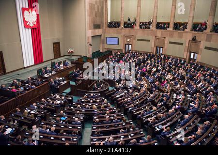 Warschau, Polen. November 2023. Ein allgemeiner Blick auf den Sitzungssaal des Sejm (Unterhaus). Fortsetzung der ersten Sitzung des Unterhauses des polnischen Parlaments (Sejm) der 10. Wahlperiode. (Foto: Attila Husejnow/SOPA Images/SIPA USA) Credit: SIPA USA/Alamy Live News Stockfoto