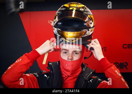 Abu Dhabi, Vereinigte Arabische Emirate. November 2023. Robert Shwartzman von Ferrari wird am 28. November 2023 während der Formel-1-Tests auf dem Yas Marina Circuit in Abu Dhabi, Vereinigte Arabische Emirate, gesehen. (Kreditbild: © Beata Zawrzel/ZUMA Press Wire) NUR REDAKTIONELLE VERWENDUNG! Nicht für kommerzielle ZWECKE! Stockfoto