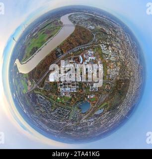 Luftbild, Heinrich-Heine Universität und Fleher Wald am Fluss Rhein, Südpark und Teiche, umgeben von herbstlichen Laubbäumen, Erdkugel, Fisheye Aufnahme, Fischaugen Aufnahme, 360 Grad Aufnahme, winzige Welt, kleiner Planet, Fisheye Bild, Bilk, Düsseldorf, Rheinland, Nordrhein-Westfalen, Deutschland ACHTUNGxMINDESTHONORARx60xEURO *** Luftaufnahme, Heinrich-Heine-Universität und Fleher-Wald am Rhein, Südpark und Teiche, umgeben von herbstlichen Laubbäumen, Globus, Fischaugenbild, Fischaugenbild, 360-Grad-Bild, winzige Welt, kleiner Planet, Fischaugenbild, Bilk, Düsseldorf, Rheinland, Nor Stockfoto