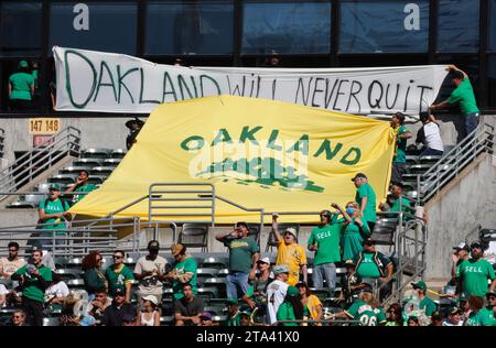 Oakland, Usa. September 2023 25. Oakland Athletics-Fans halten Banner im rechten Feld während des Spiels der A gegen die Detroit Tigers im siebten Inning im Coliseum in Oakland, Kalifornien, am Sonntag, den 24. September 2023. (Foto: Nhat V. Meyer/Bay Area News Group/TNS/SIPA USA) Credit: SIPA USA/Alamy Live News Stockfoto