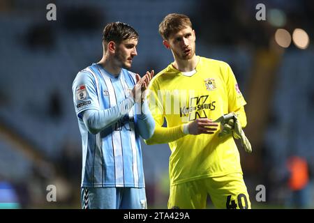 Coventry City Liam Kitching (links) und Torhüter Bradley Collins applaudieren den Fans nach dem letzten Pfiff des Sky Bet Championship Matches in der Coventry Building Society Arena in Coventry. Bilddatum: Dienstag, 28. November 2023. Stockfoto