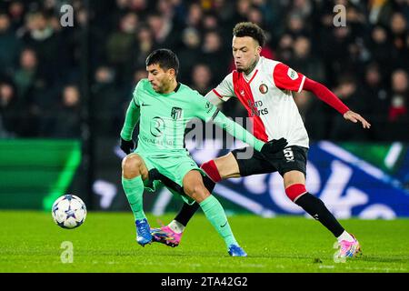 Rotterdam, Niederlande. November 2023. Rotterdam - Angel Correa aus Atletico Madrid, Quilindschy Hartman aus Feyenoord während der fünften Etappe der UEFA Champions League zwischen Feyenoord und Atletico Madrid im Stadion Feijenoord de Kuip am 28. November 2023 in Rotterdam, Niederlande. Credit: Box to Box Pictures/Alamy Live News Stockfoto