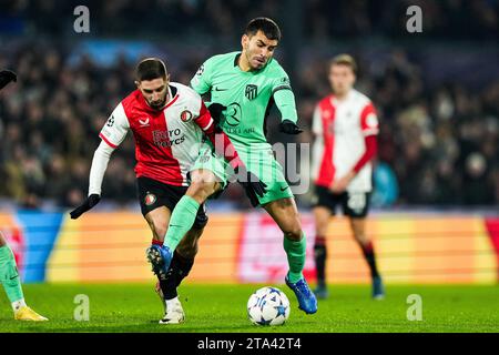 Rotterdam, Niederlande. November 2023. Rotterdam - Luka Ivanusec aus Feyenoord, Angel Correa aus Atletico Madrid während der fünften Etappe der UEFA Champions League zwischen Feyenoord und Atletico Madrid im Stadion Feijenoord de Kuip am 28. November 2023 in Rotterdam, Niederlande. Credit: Box to Box Pictures/Alamy Live News Stockfoto