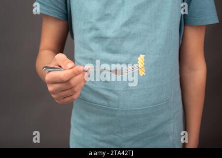 Gekochte Fusilli-Pasta auf einer Gabel, italienische Zutaten, Abendessen zubereiten Stockfoto