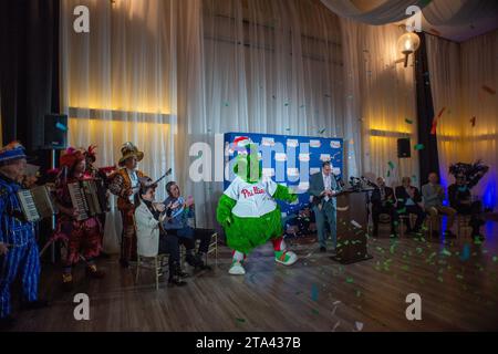 Philadelphia, Usa. November 2023. Die Phillies Phanatic hilft bei der Feier einer Pressekonferenz, bei der die Mummer's Association einen mehrjährigen Deal für METV 2 ankündigte, um die Mummer's Parade am Dienstag, den 28. November 2023 im Mummer's Museum in Philadelphia, Pennsylvania, auszustrahlen. Die Mummer's Parade findet jedes Jahr am Neujahrstag statt und ist seit über 100 Jahren Teil von Philadelphia. William Thomas Cain/Alamy Live News Stockfoto