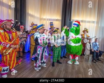 Philadelphia, Usa. November 2023. Die Phillies Phanatic hilft bei der Feier einer Pressekonferenz, bei der die Mummer's Association einen mehrjährigen Deal für METV 2 ankündigte, um die Mummer's Parade am Dienstag, den 28. November 2023 im Mummer's Museum in Philadelphia, Pennsylvania, auszustrahlen. Die Mummer's Parade findet jedes Jahr am Neujahrstag statt und ist seit über 100 Jahren Teil von Philadelphia. William Thomas Cain/Alamy Live News Stockfoto